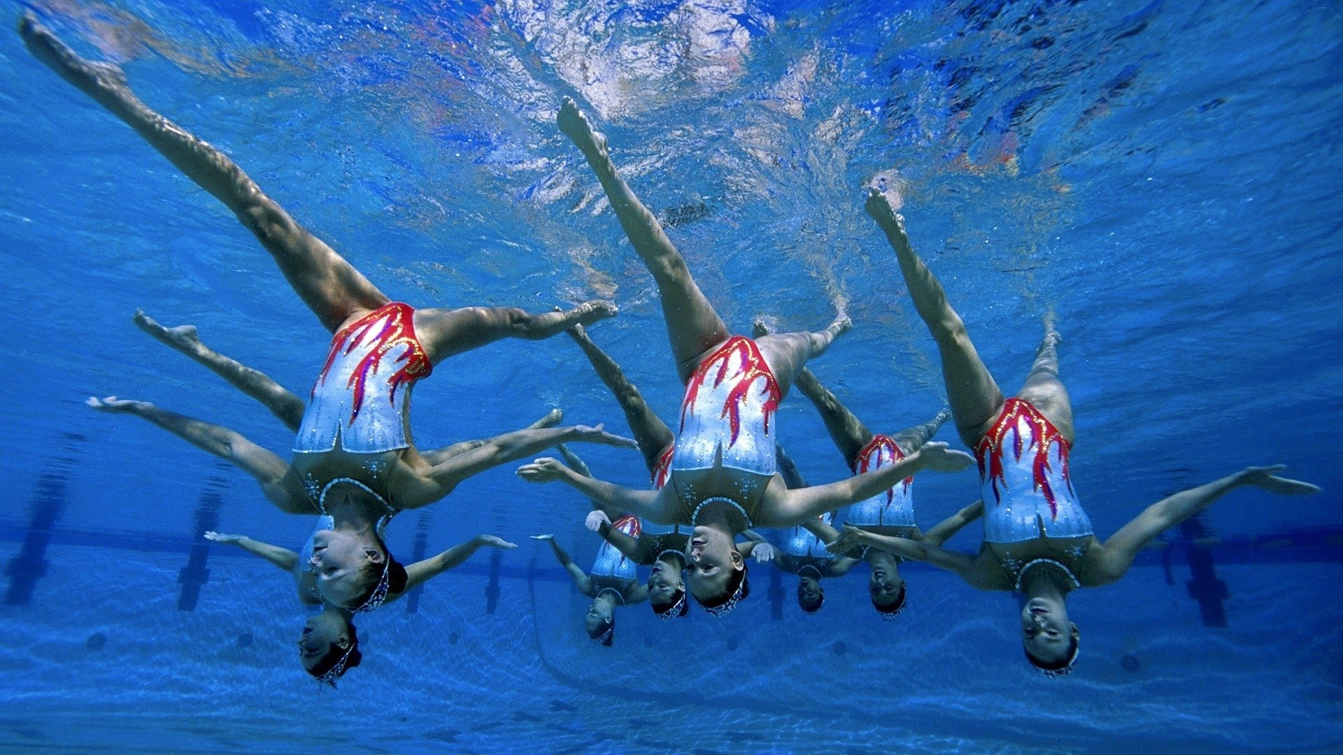 银色闪电划破夜色，拉塞尔点燃赛场，阿斯顿马丁与索伯的生死鏖战